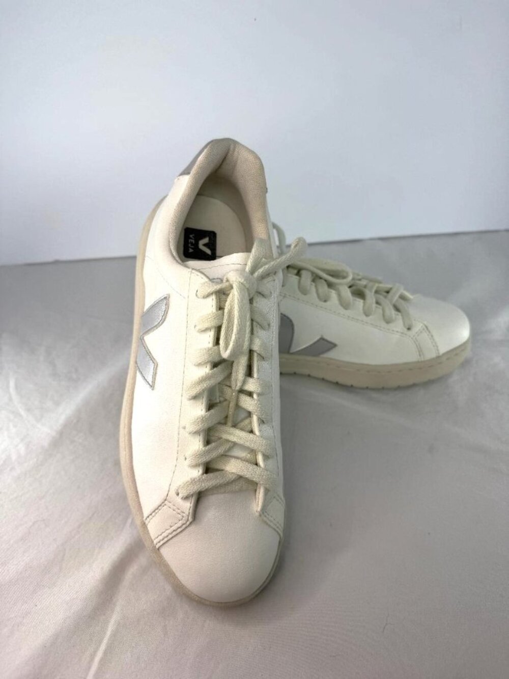 ✨ LIKE NEW VEJA Urca Vegan C.W.L. Sneakers - White/Silver Sz 39✨